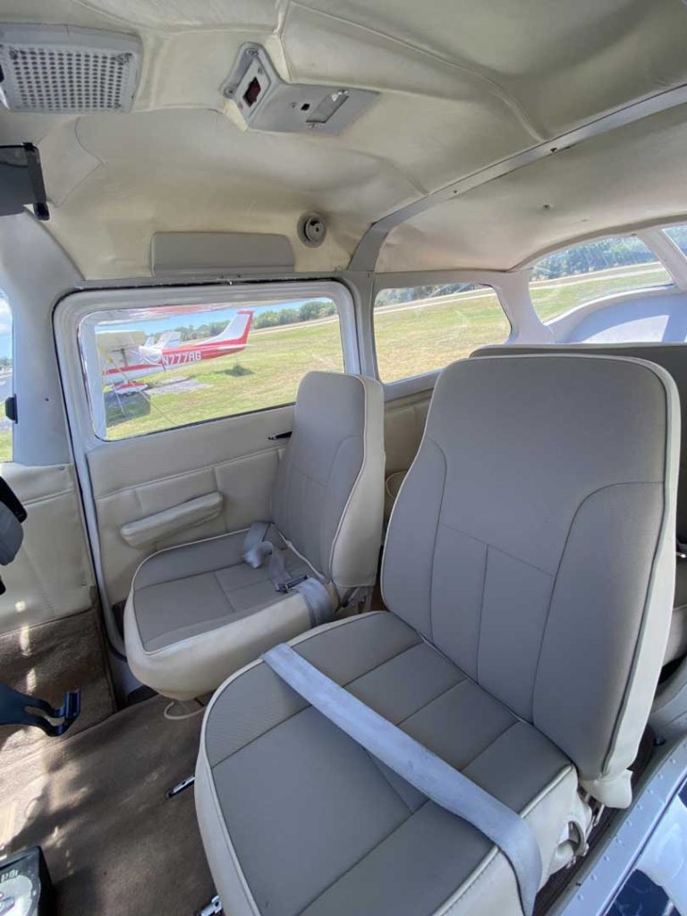 Cessna 172L N7198Q interior