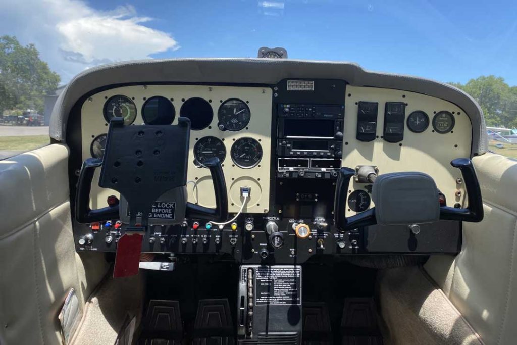 Cessna 172L N7198Q panel